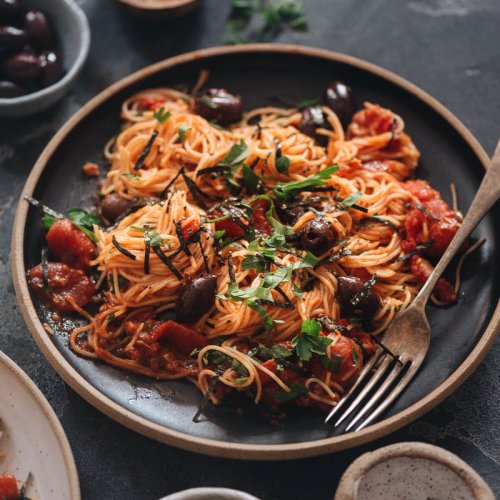 Easy Vegan Spaghetti Puttanesca with olives and capers