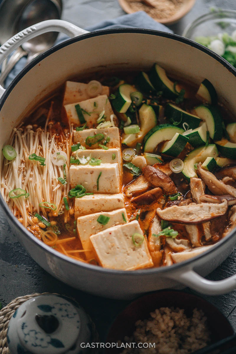 Enkla kryddiga veganska kimchi jjigae med zucchini