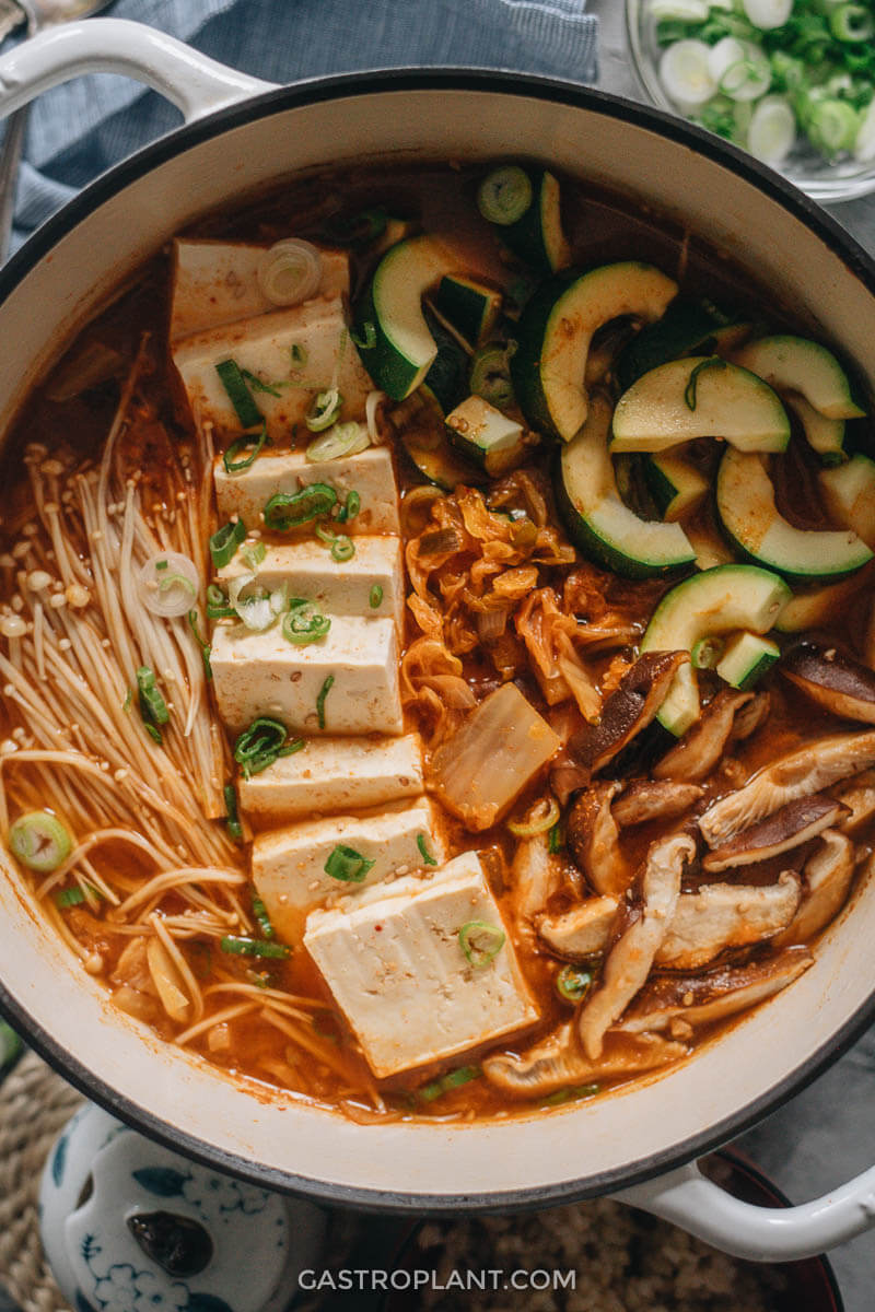 En vacker gryta med varm vegansk kimchi jjigae till middag