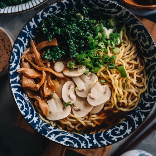 Easy vegan shoyu ramen noodle soup with mushrooms and kale