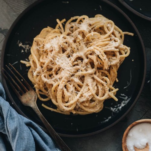 A plate of easy vegan cacio e pepe made from nuts