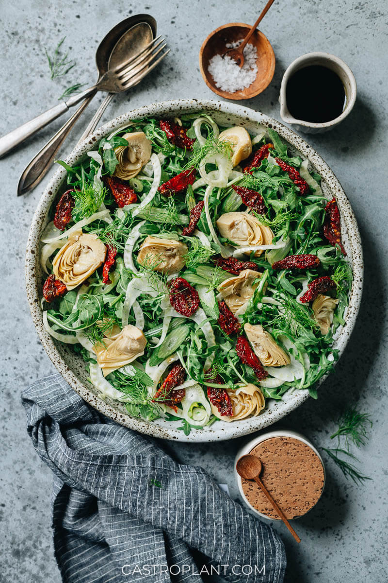 Quick and easy Italian arugula salad with fennel, tomato, and artichoke