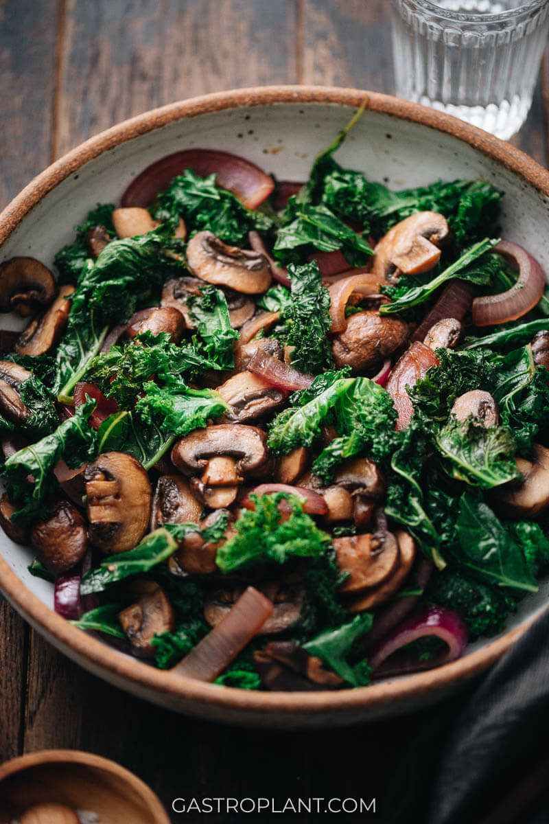 Kale stir fry with mushroom and red onion
